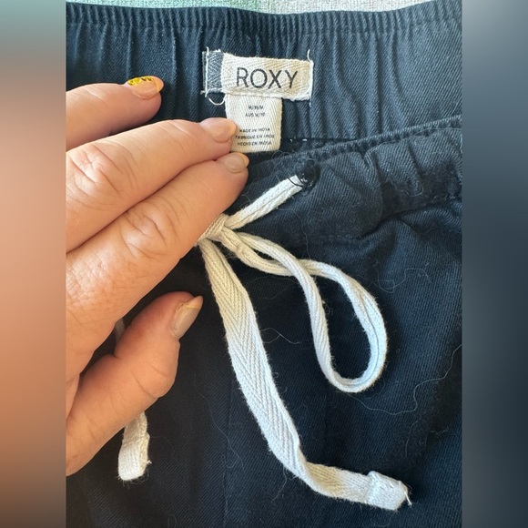 Roxy Black Shorts with Stretch Waistband Size Medium - Picture 7 of 8